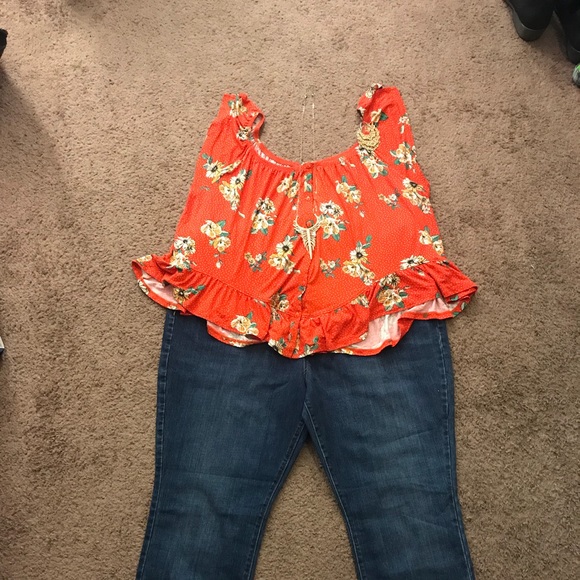 Crop top. - Picture 3 of 3